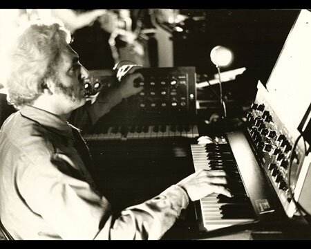 Боб Муг играет на двух Minimoog на шоу в планетарии Рочестера, Нью-Йорк, 1972 год